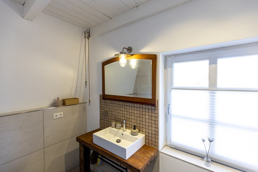 Badezimmer mit Waschtisch und Fenster