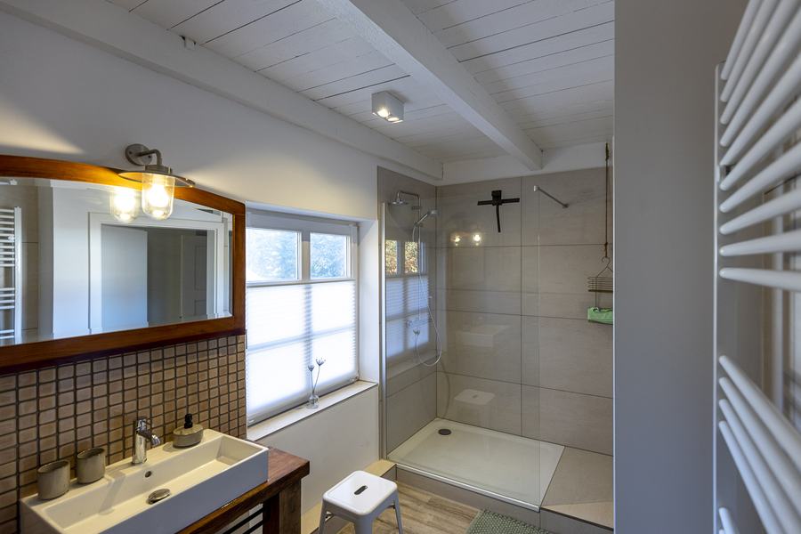Badezimmer mit bodengleicher Dusche