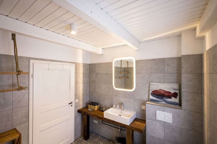 Zweites Badezimmer unter Holzbalken