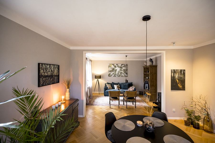 Durchblick vom Essbereich ins Wohnzimmer