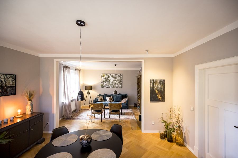 Essbereich mit Blick ins Wohnzimmer