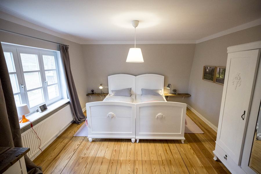 Schlafzimmer mit weißem Doppelbett
