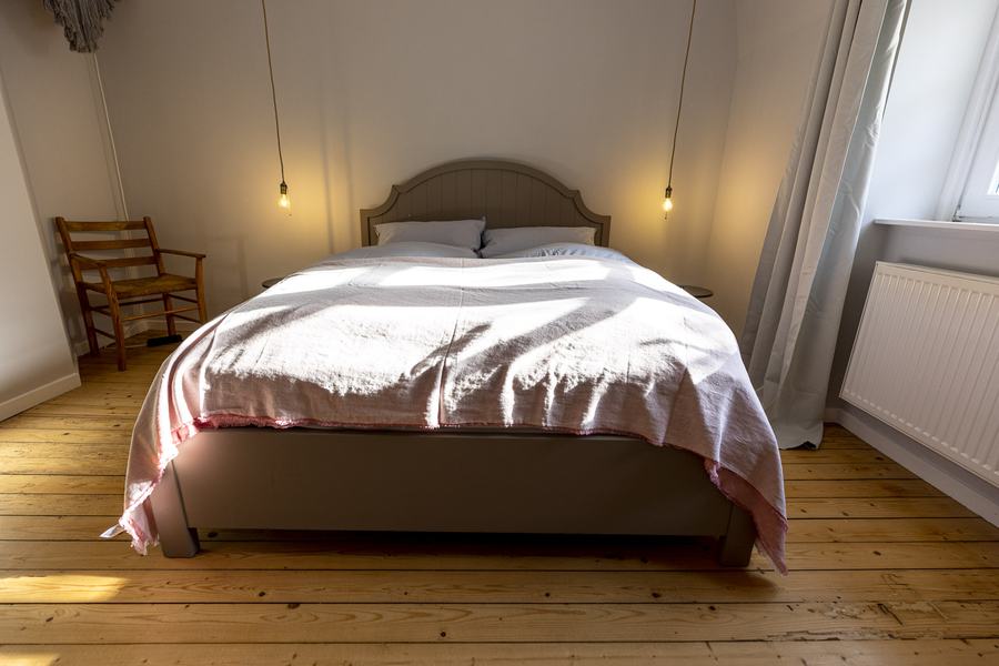 Zweites Schlafzimmer mit Holzdielen