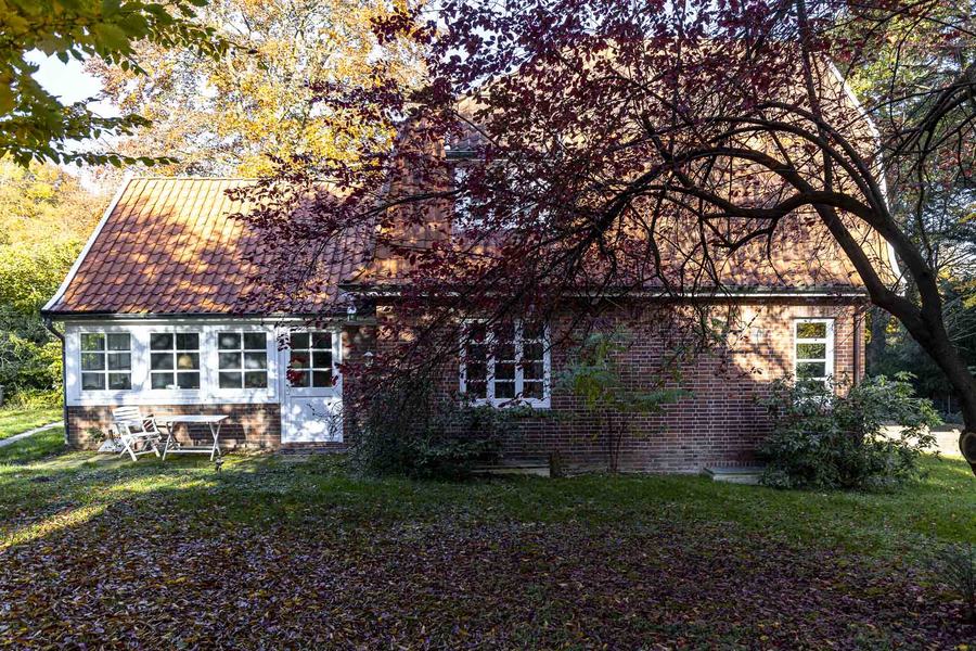 Rückseite mit Terrasse und Wintergarten